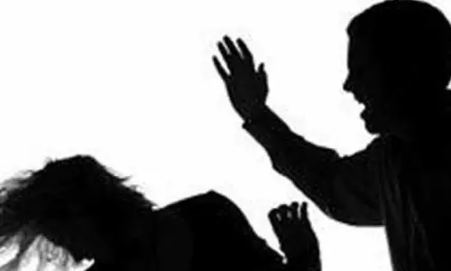 தலைதூக்கிய சந்தேகம்: வெளிநாட்டில் இருந்து திரும்பியதும் மனைவி அடித்துக் கொலை