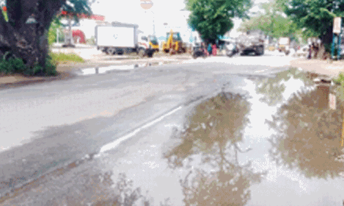 சாலையில் தேங்கிய மழை நீரால் வாகன ஓட்டிகள் அவதி