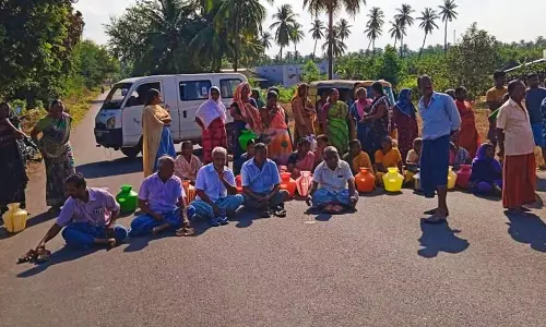 சத்தியமங்கலம் அருகே காலி குடங்களுடன் பொதுமக்கள் சாலை மறியல்