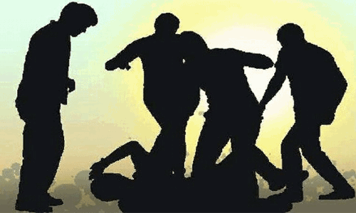 முன்னாள் காதலியை பின்தொடர்ந்த வாலிபருக்கு சரமாரி அடி-உதை