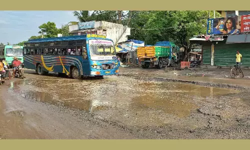 4 வழிச்சாலை பணியால் ரோட்டில் பெரிய பள்ளம்