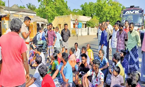 ஆறுமுகநேரியில் இன்று மின் மயானம் அமைக்க எதிர்ப்பு தெரிவித்து பொதுமக்கள் திடீர் சாலை மறியல்