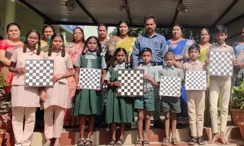 ஓசூர் பேடரப்பள்ளி அரசு பள்ளியில் சதுரங்கப்போட்டியில் வெற்றி பெற்ற மாணவ, மாணவியர்களுக்கு பாராட்டு