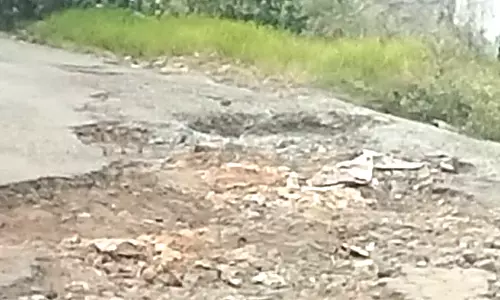 கோத்தகிரி அருகே குண்டும் குழியுமாக காணப்படும் தும்பூர் சாலை