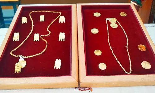 பஸ்சில் பயணிகளிடம் நகைகள் திருடிய வாலிபர்