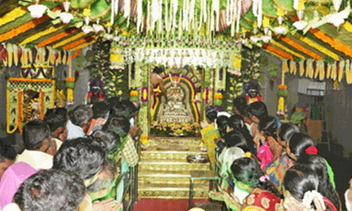 அம்மன் கோவில்களில் பக்தர்கள் குவிந்தனர்