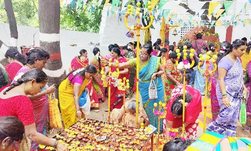 ஆடி மாத கடைசி வெள்ளிக்கிழமையையொட்டி  இலக்கியம்பட்டி புத்து நாகர்  கோவிலில் பெண்கள் வழிபாடு