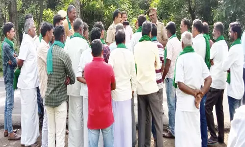 கரும்பு லாரிகளை சிறை பிடித்து விவசாயிகள் போராட்டம்