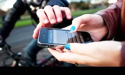 போலீஸ்காரரிடம் செல்போன் பறித்த 3 பேர் கைது