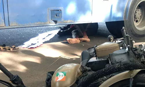 மோட்டார் சைக்கிள் மீது அரசு பஸ் மோதி வாலிபர் பலி