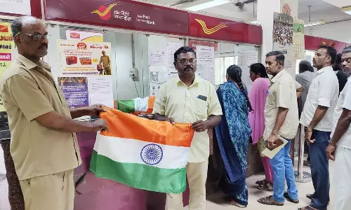 தபால் நிலையங்களில் தேசிய கொடியை ஆர்வமுடன் வாங்கி சென்ற பொதுமக்கள்