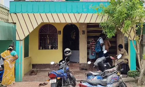 அத்தங்கிகாவனூர் கிராமத்தில் வீட்டின் பூட்டை உடைத்து கொள்ளை- மர்ம நபர்களுக்கு போலீசார் வலைவீச்சு.