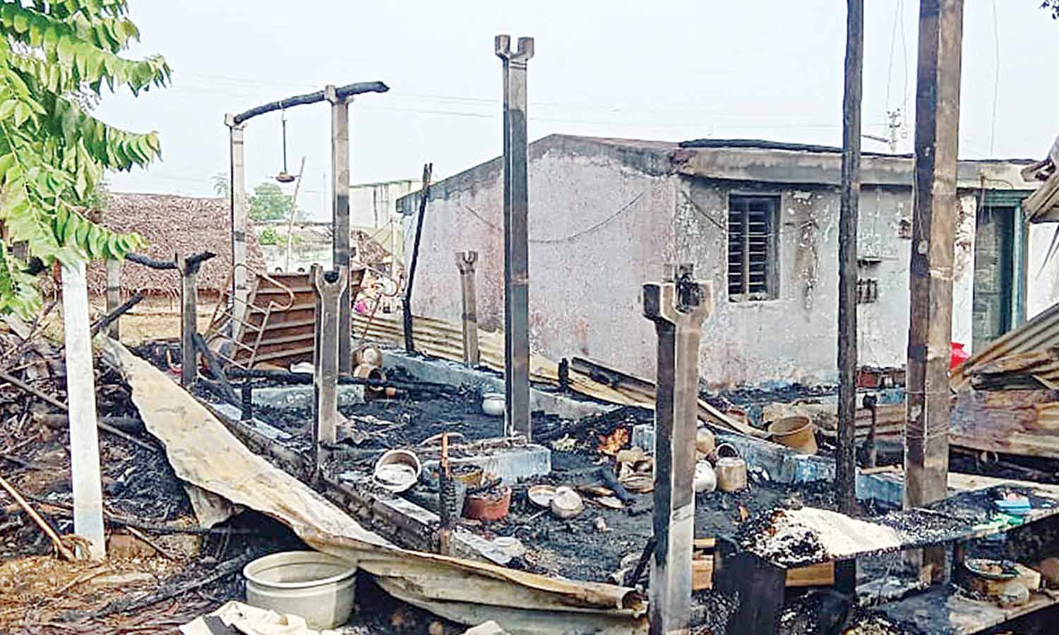 5 குடிசை வீடுகள் தீப்பிடித்து எரிந்தது- கியாஸ் சிலிண்டர் வெடித்ததால் பரபரப்பு