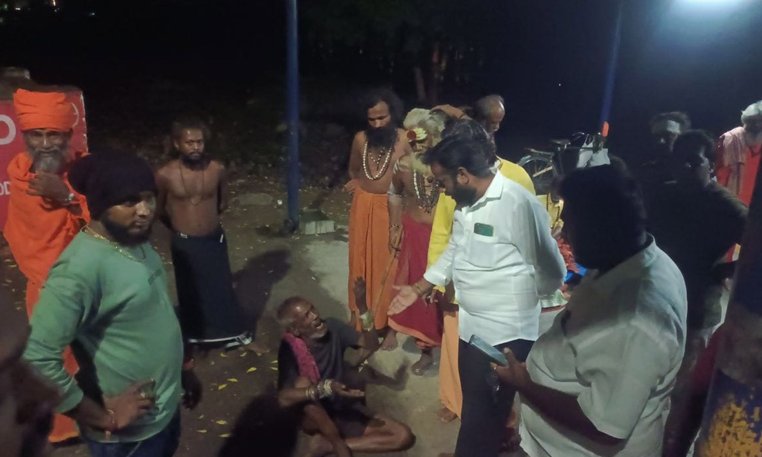 கிரிவலப்பாதையில் பெண் பக்தரிடம் கத்தியை காட்டி நகை பறிக்க முயற்சி: போலி சாமியாருக்கு அடி-உதை