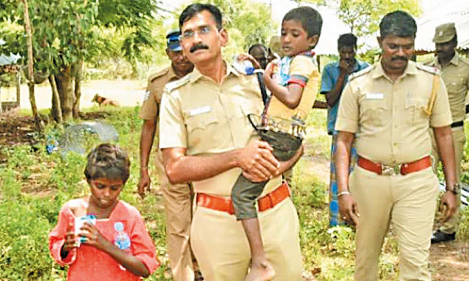 காஞ்சிபுரம் அரசு ஆஸ்பத்திரியில் இருந்து கடத்தப்பட்ட 2 குழந்தைகள் மீட்பு- தொழிலாளி கைது