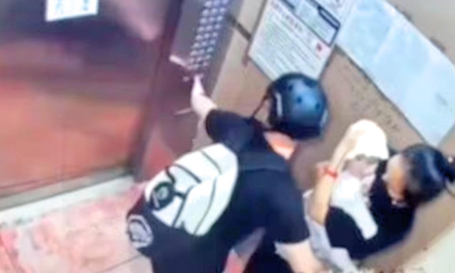 பழுதான லிப்டில் கைக்குழந்தையுடன் தவித்த பெண்ணை காப்பாற்றிய வாலிபர்- வீடியோ வைரலாகி பாராட்டுக்கள் குவிகிறது