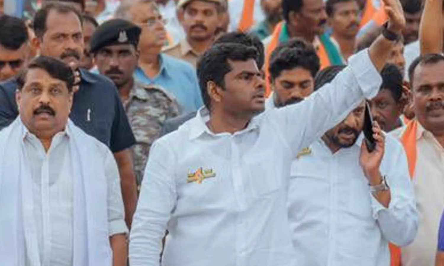 தடுத்த மக்கள்... தகர்த்து கெத்து காட்டிய அண்ணாமலை தடுத்த மக்கள்... தகர்த்து கெத்து காட்டிய அண்ணாமலை