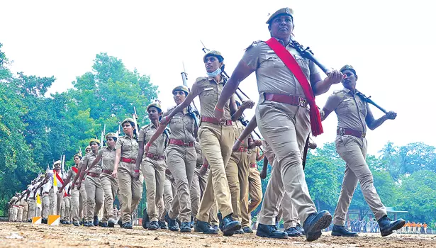 குமாரசாமிப்பட்டி ஆயுதப்படை மைதானத்தில்போலீசார் அணிவகுப்பு ஒத்திகை