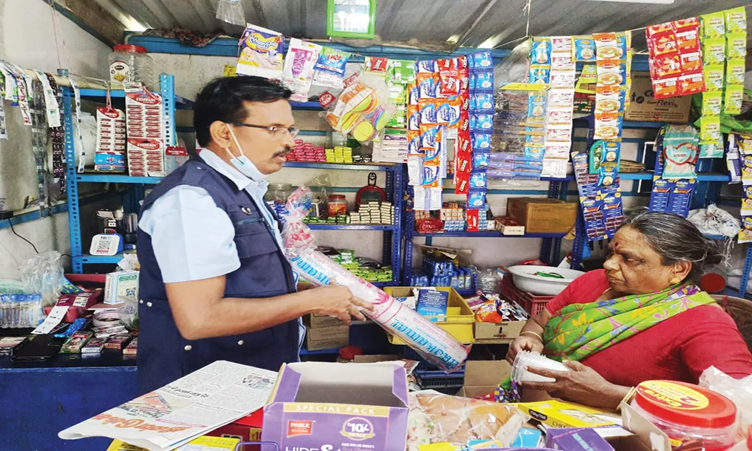 கொடைக்கானல் நகர்பகுதியில் பிளாஸ்டிக் விற்ற கடை உரிமையாளர்களுக்கு அபராதம் கொடைக்கானல் நகர்பகுதியில் பிளாஸ்டிக் விற்ற கடை உரிமையாளர்களுக்கு அபராதம்