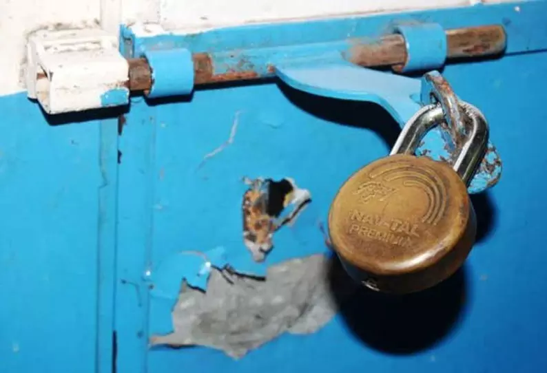 கோவிலின் பூட்டை உடைத்து திருட முயற்சி கோவிலின் பூட்டை உடைத்து திருட முயற்சி
