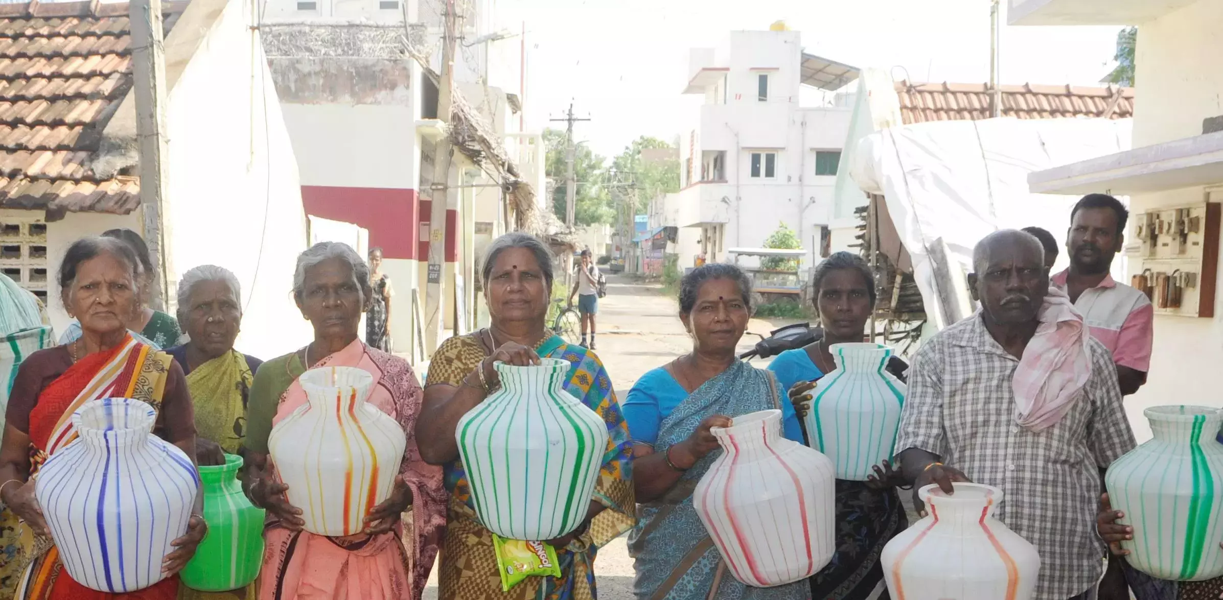 காலி குடங்களுடன் மறியலுக்கு முயன்ற பெண்கள் காலி குடங்களுடன் மறியலுக்கு முயன்ற பெண்கள்
