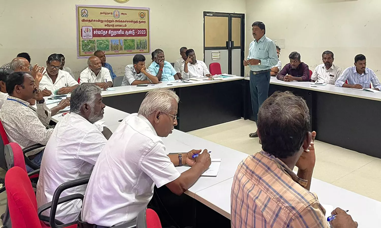 தீவன விதை சாகுபடியாளர்களுக்கு பயிற்சி தீவன விதை சாகுபடியாளர்களுக்கு பயிற்சி