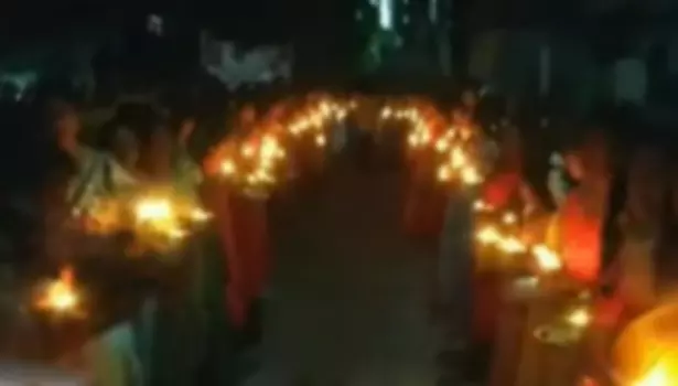 தீப திருவிழாவில் 500 பெண்கள் விளக்கை கையில் ஏந்தி ஊர்வலம் தீப திருவிழாவில் 500 பெண்கள் விளக்கை கையில் ஏந்தி ஊர்வலம்