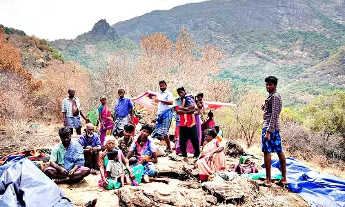 வனத்துறையினர் கெடுபிடியை கண்டித்து சதுரகிரி மலையில் தங்கி 84 பழங்குடியின குடும்பங்கள் போராட்டம்