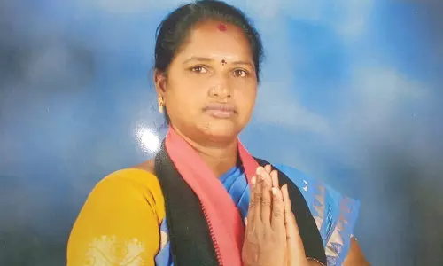 வீடு புகுந்து பெண் கவுன்சிலர் - கணவர், மகனை அரிவாளால் வெட்டிய கும்பல்: முகமூடி அணிந்து சென்று வெறிச்செயல்