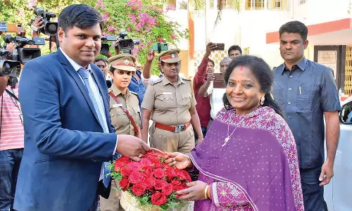 புத்தகத்துடன் திரிய வேண்டிய மாணவர்கள் கத்தியுடன் திரிவது வேதனை அளிக்கிறது- கவர்னர் தமிழிசை சவுந்தரராஜன் வருத்தம்