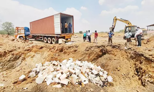 கரூர் அருகே ரூ.4 கோடி மதிப்பிலான வெளிநாட்டு மது பாட்டில்கள் கொட்டி அழிப்பு