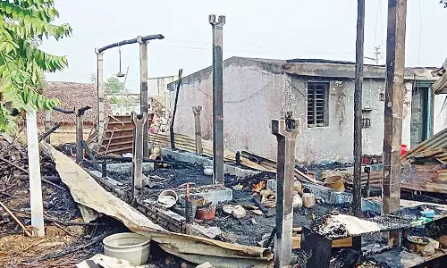 5 குடிசை வீடுகள் தீப்பிடித்து எரிந்தது- கியாஸ் சிலிண்டர் வெடித்ததால் பரபரப்பு