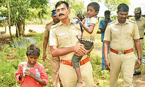 காஞ்சிபுரம் அரசு ஆஸ்பத்திரியில் இருந்து கடத்தப்பட்ட 2 குழந்தைகள் மீட்பு- தொழிலாளி கைது