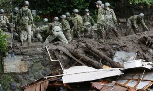 சீனாவில் கடும் மழை- நிலச்சரிவில் சிக்கி 2 பேர் பலி