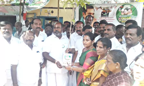 அ.தி.மு.க. மாநாடு அழைப்பிதழ்  வழங்கிய முன்னாள் அமைச்சர்