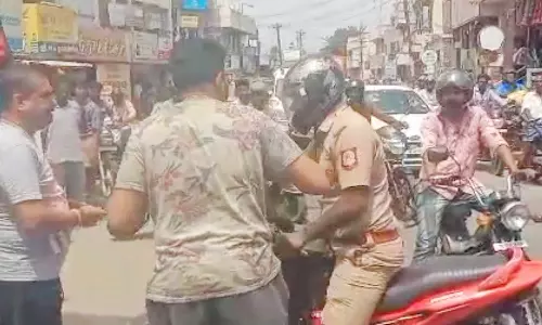 நான் யார் தெரியுமா? நீ எந்த ஸ்டேசன்? திருப்பூரில் நடுரோட்டில்  போலீஸ்காரரை மிரட்டிய வாலிபர்கள்