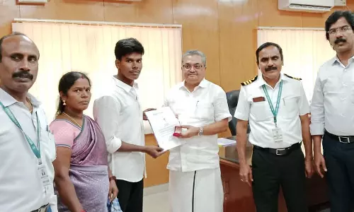 முகமது சதக் கல்லூரி மாணவர் தங்கப்பதக்கம்