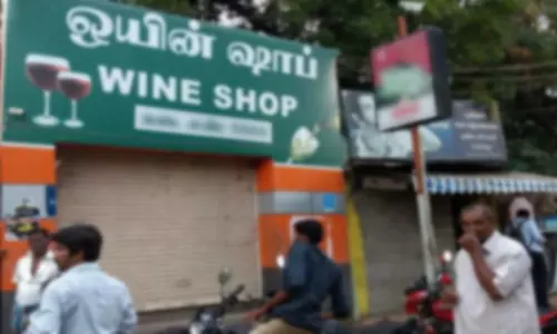 கூடுதலாக 10 ரூபாய் வாங்கியதாக புகார்டாஸ்மாக் மது விற்பனையாளர் சஸ்பெண்டு