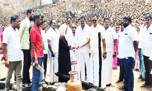 தீ விபத்தால் பாதிக்கப்பட்ட பொதுமக்களுக்கு ஆறுதல்