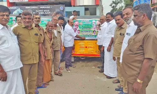 ஆட்டோக்களில் மதுரை அ.தி.மு.க., மாநாடு  ஸ்டிக்கர் ஒட்டும் பணியை முன்னாள் எம்.எல்.ஏ., குணசேகரன் தொடங்கி வைத்தார்