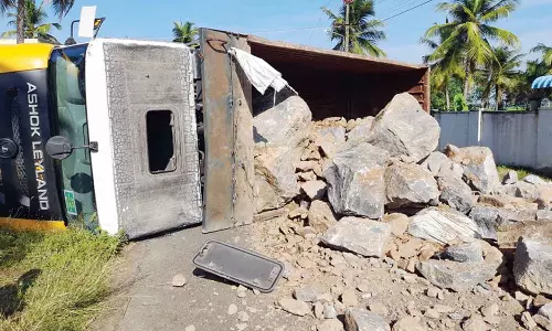 கருங்கல் ஏற்றி வந்த லாரி கவிழ்ந்து டிரைவர் படுகாயம்