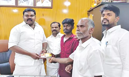 சங்கரன்கோவில் அருகே நீட் தேர்வில் வெற்றி பெற்ற மாணவருக்கு நிதி உதவி- ராஜா எம்.எல்.ஏ. வழங்கினார்