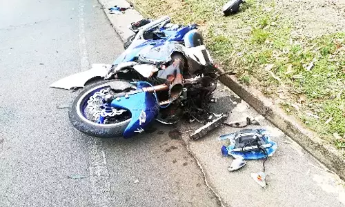 பைக்கில் தவறி விழுந்த பெண் சாவு