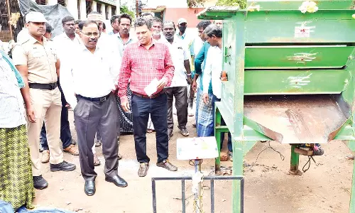 கொள்முதல் நிலையத்தில் கலெக்டர் திடீர் ஆய்வு