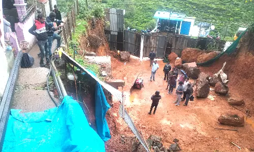 கோத்தகிரியில் பாதுகாப்பற்ற முறையில் கட்டுமான பணி- மண்சரிவு ஏற்பட்டதால் திரண்ட பொதுமக்கள்