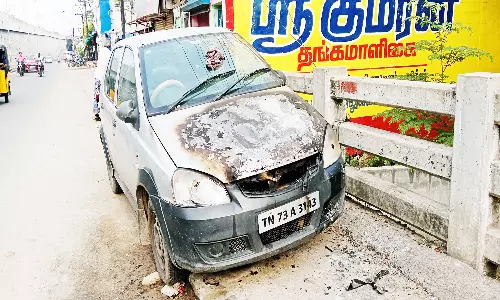 சாலையோரம் நின்ற காரில் திடீர் தீ