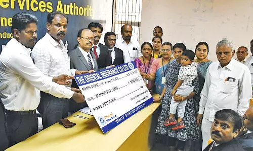 விபத்து வழக்கில் பாதிக்கப்பட்டவருக்கு ரூ.65 லட்சம் இழப்பீடு- மாவட்ட முதன்மை நீதிபதி வழங்கினார்