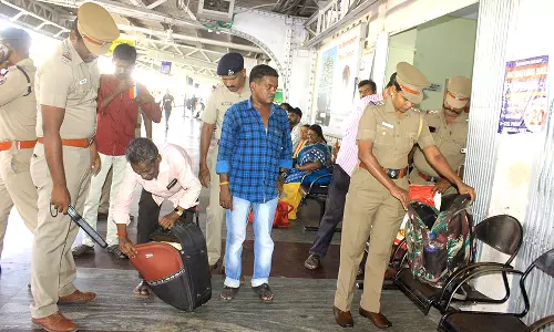சுதந்திரதினத்தை முன்னிட்டு நெல்லை ரெயில் நிலையத்தில் போலீசார் தீவிர சோதனை