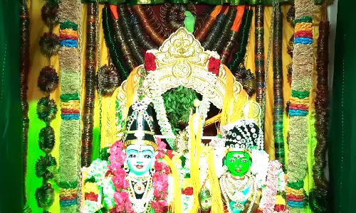 கோவையில் அம்மன் தலை மீது அமர்ந்து காட்சி தரும் பச்சைக்கிளி