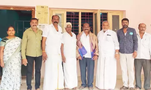 கூட்டுறவு வீட்டுவசதி சங்க அலுவலகத்தில் பணி நிறைவடைந்தவர்களுக்கு பாராட்டு